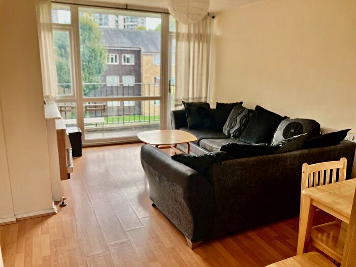 3 Bedroom Flat To Rent In Hillingdon Street, Elephant And Castle, London, SE17