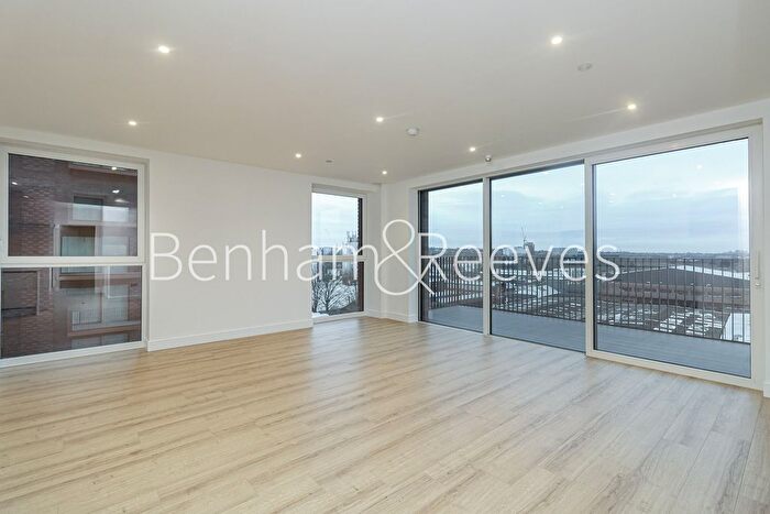 3 Bedroom Flat To Rent In Quay Walk, Wembley, HA0