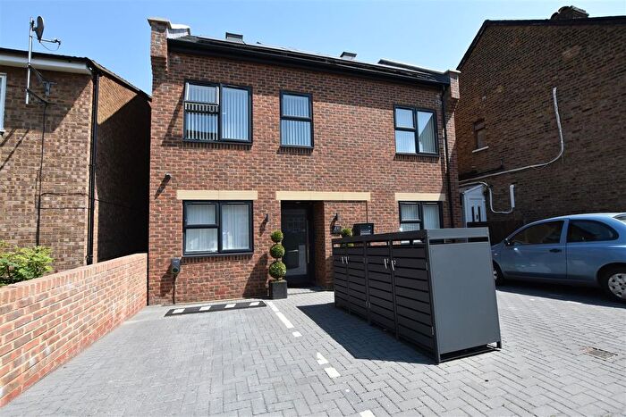 3 Bedroom Flat To Rent In Albert Road, Yiewsley, West Drayton, UB7