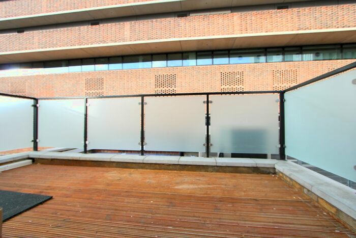 3 Bedroom Flat To Rent In Parkgate Road, Battersea, SW11