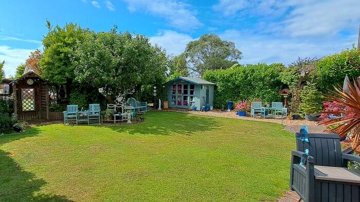 2 Bedroom Bungalow For Sale In Osborne Road, New Milton, BH25
