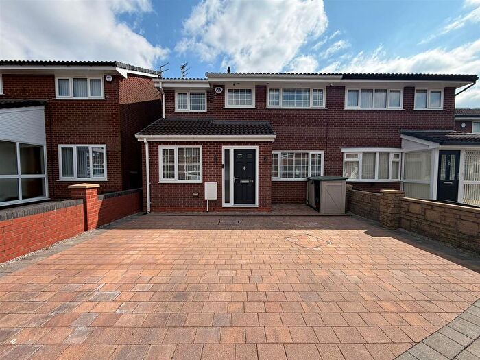 5 Bedroom Semi-Detached House For Sale In Kingfisher Avenue, Audenshaw, Manchester, M34