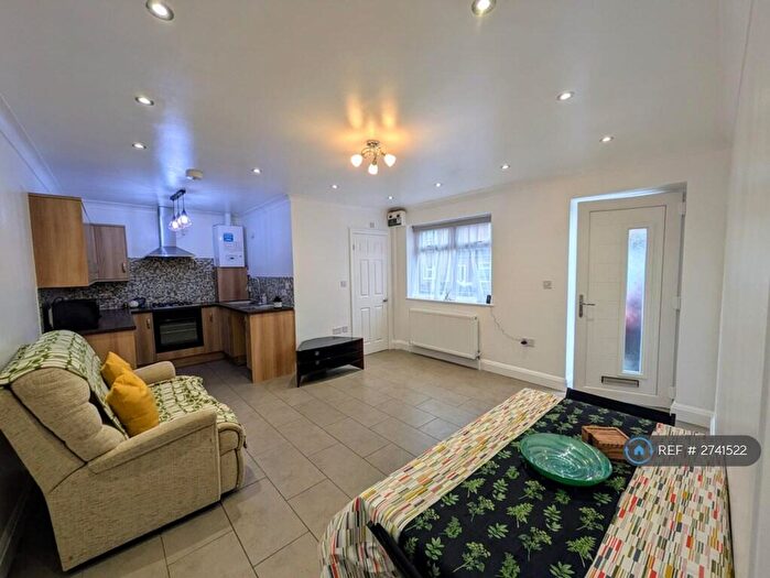 3 Bedroom Flat To Rent In Oxford Street, Rugby, CV21