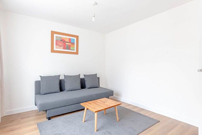 2 Bedroom Flat To Rent In London Borough Of Newham, E16