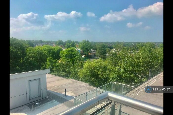 2 Bedroom Flat To Rent In Queen Mary Avenue, London, E18