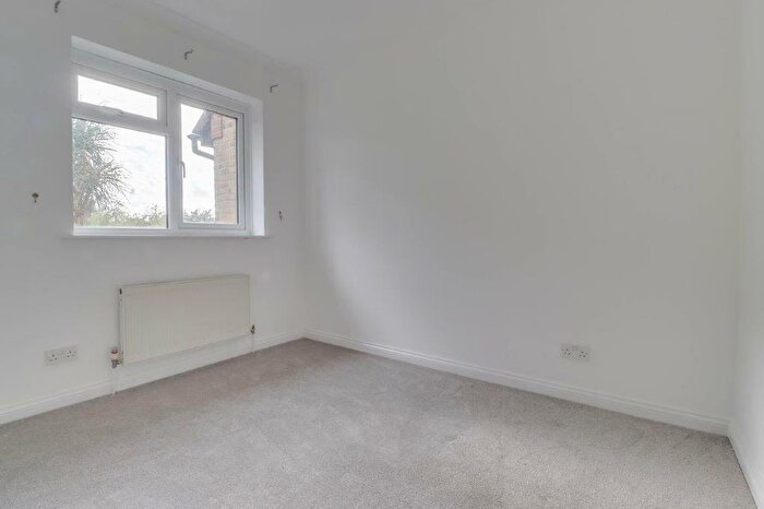 2 Bedroom End Of Terrace House To Rent In Kingsley Meadows, SS12