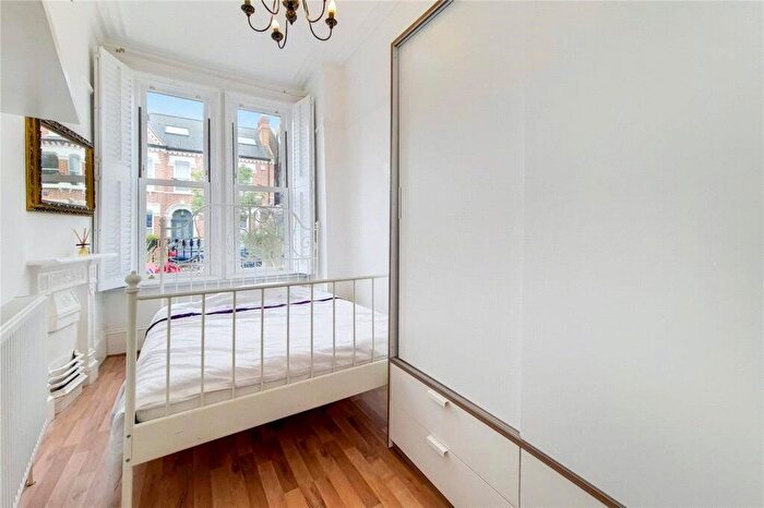 1 Bedroom Flat To Rent In Morella Road, London, SW12