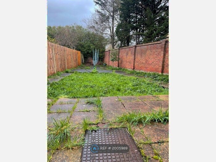 Studio To Rent In Hedge Lane, London, N13