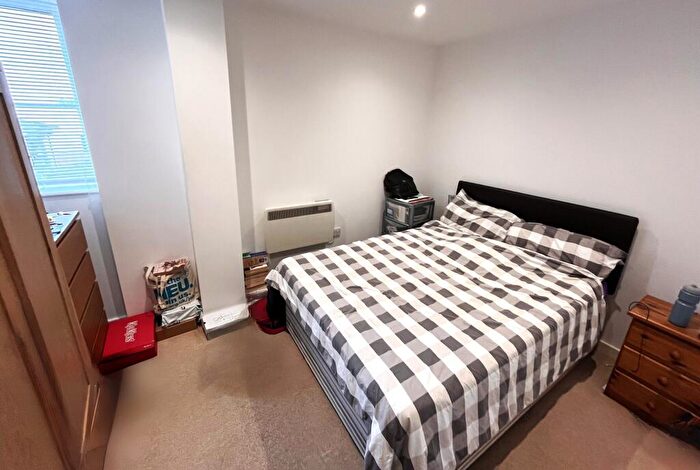 1 Bedroom Flat For Sale In East Street, KT17