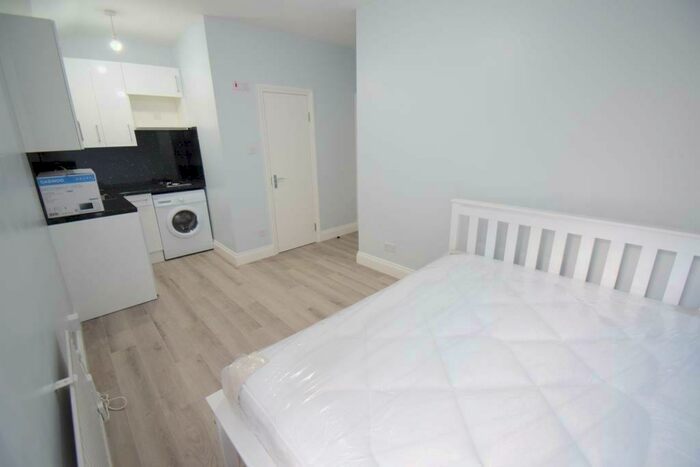 Studio To Rent In Kingsland Road, London, E8