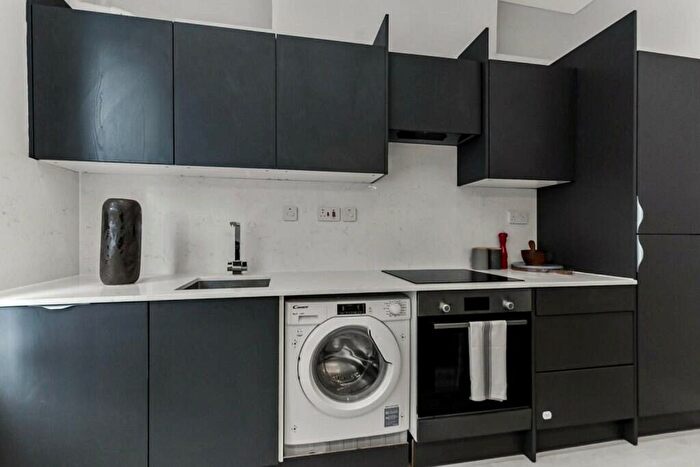 2 Bedroom Flat To Rent In Camberwell Road, London, SE5
