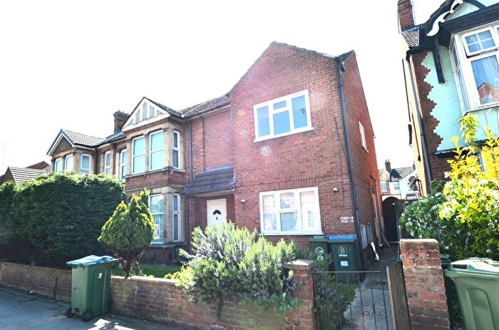 1 Bedroom Flat To Rent In High Street, Aylesbury, HP20