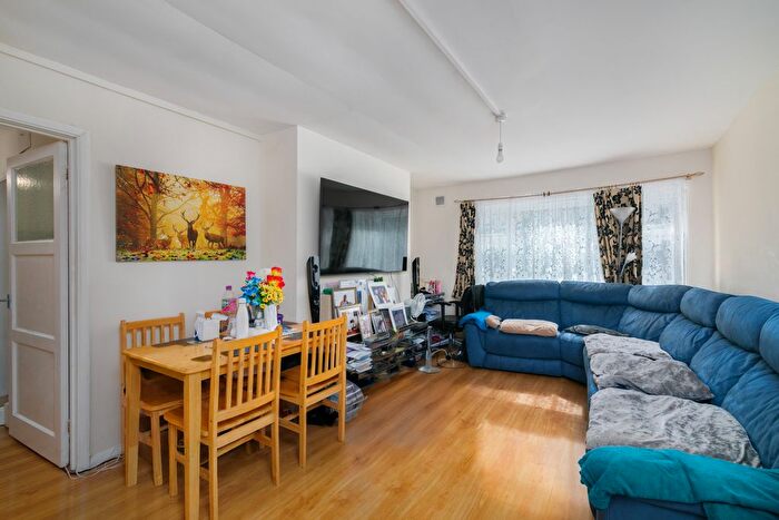 3 Bedroom Flat For Sale In Pellett Grove, London, N22