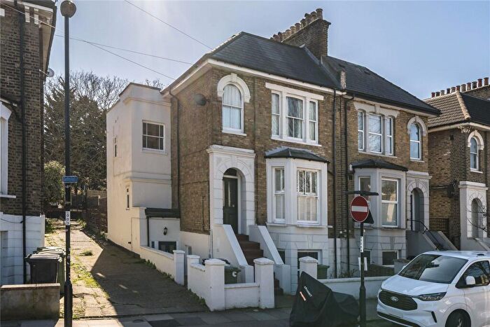 2 Bedroom Apartment For Sale In Geoffrey Road, Brockley, London, SE4