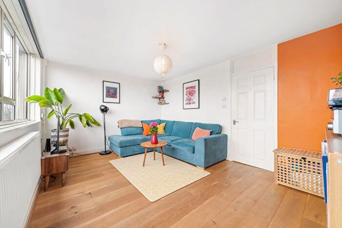 3 Bedroom Maisonette For Sale In Peabody Hill, SE21