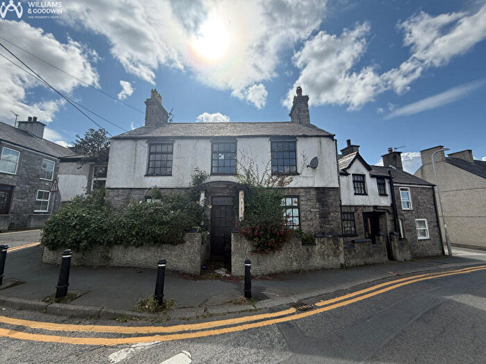 4 Bedroom Semi-Detached House For Sale In High Street, Brynsiencyn, LL61