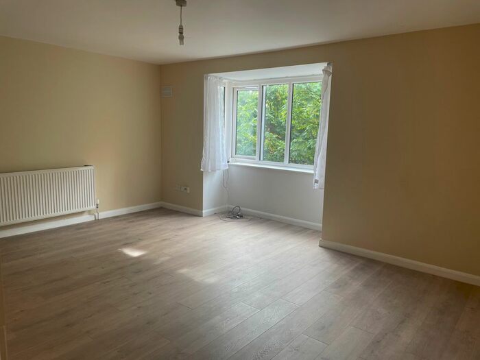 1 Bedroom Flat To Rent In Bluebell Avenue, Manor Park, E12