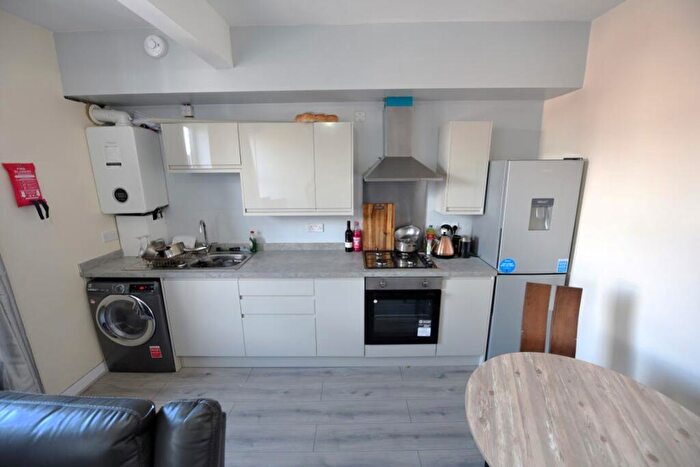 6 Bedroom House To Rent In A & B Brudenell Mount, LS6