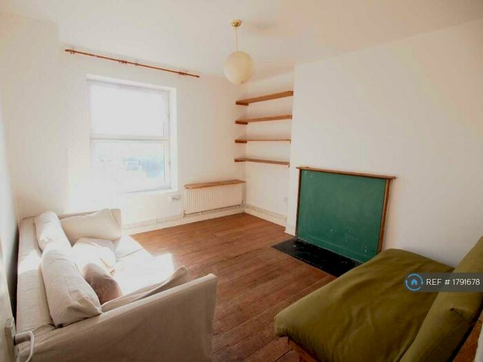 3 Bedroom Flat To Rent In Warburton Street, London, E8