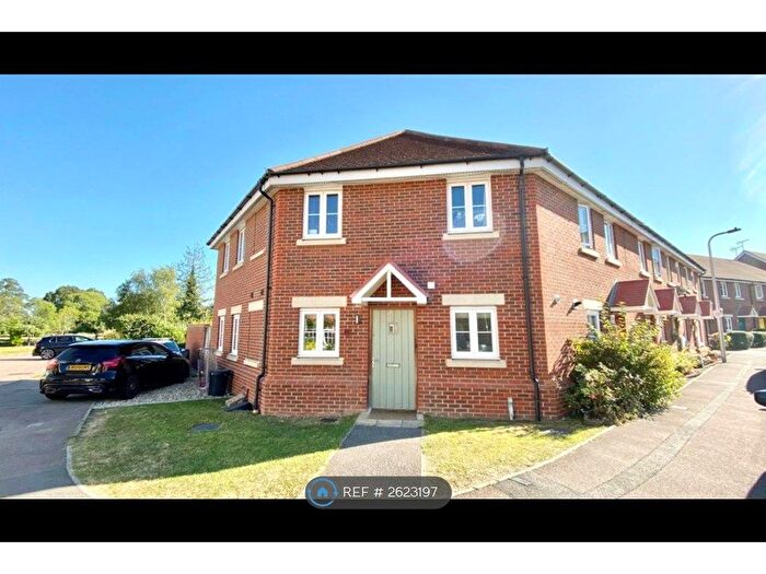 3 Bedroom End Of Terrace House To Rent In Wheatsheaf Close, Wokingham, RG41