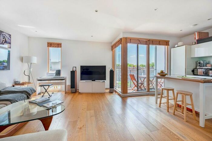 3 Bedroom Flat To Rent In Wingate Square, London, SW4