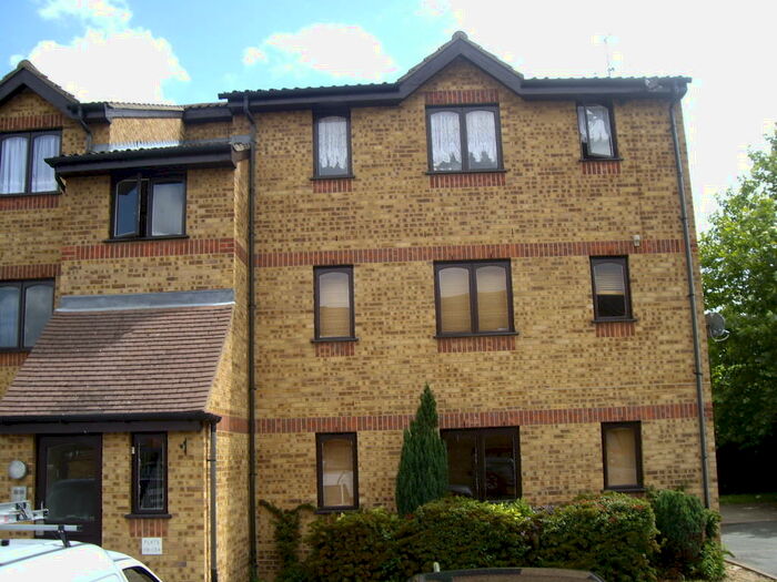 2 Bedroom Flat To Rent In Overton Drive, Romford, RM6