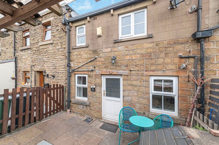 2 Bedroom Maisonette For Sale In Commercial Road, Skelmanthorpe, Huddersfield, HD8