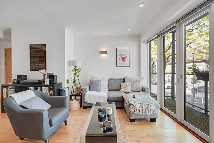 2 Bedroom Flat To Rent In The Retreat, Earlsfield, SW18