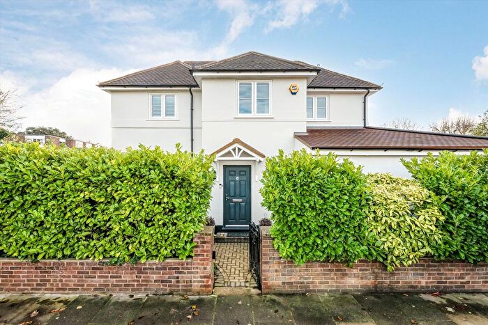 4 Bedroom Detached House For Sale In Wellington Road, Hampton, TW12