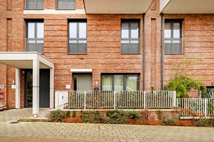 3 Bedroom Flat For Sale In Lakeside Drive, Acton, NW10