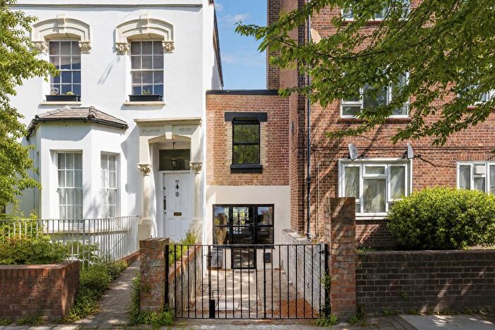 3 Bedroom Property For Sale In Palatine Road, London, N16