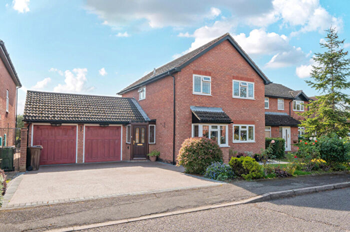 3 Bedroom Detached House For Sale In Balmoral Way, Sutton, Surrey, SM2