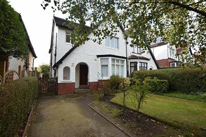 2 Bedroom Apartment To Rent In First Floor Flat, Otley Road, Leeds, LS16