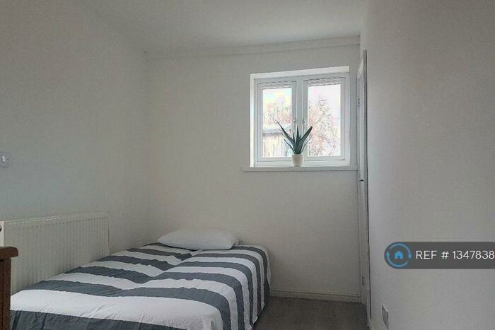 Studio To Rent In East Road, Chadwell Heath, Romford, RM6
