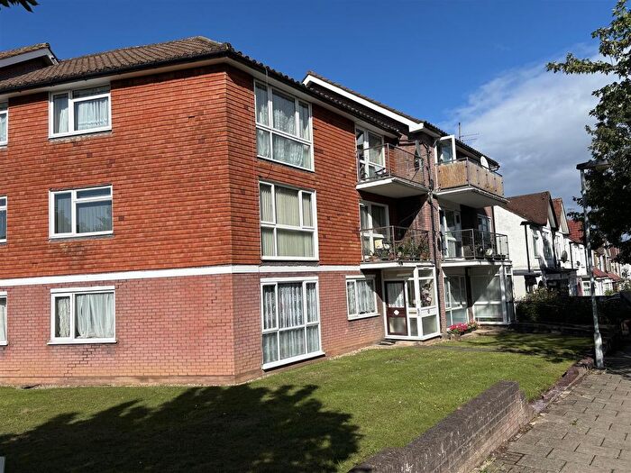 2 Bedroom Flat For Sale In Whitchurch Lane, Edgware, HA8