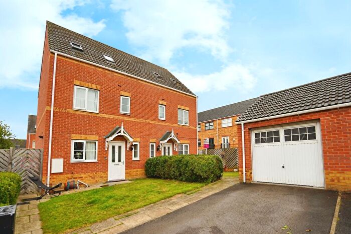 4 Bedroom Semi-Detached House For Sale In Kingwood Close, Barnsley, S71