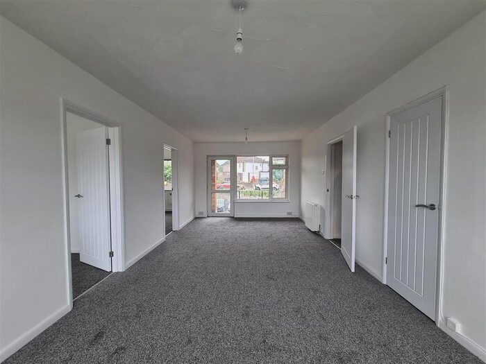 3 Bedroom Flat To Rent In Vicarage Lane, Gravesend, DA12