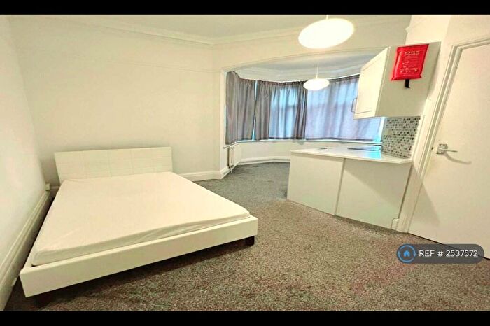 Studio To Rent In Queens Park Gardens, Bournemouth, BH8