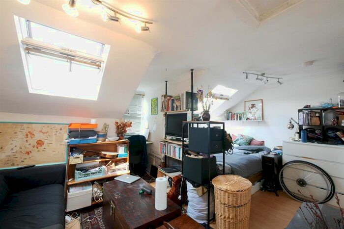 Studio To Rent In Somerfield Road, Finsbury Park, N4