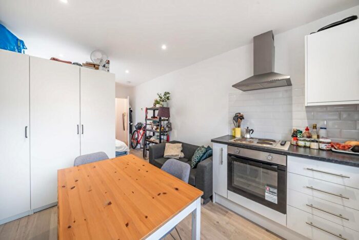 Flat To Rent In Brook Drive, Kennington, London, SE11