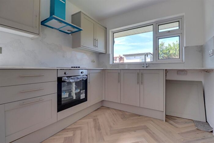 2 Bedroom Semi-Detached Bungalow For Sale In Hengist Gardens, Wickford, SS11