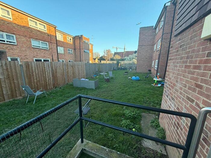 2 Bedroom Flat To Rent In Alwnick Road, E16