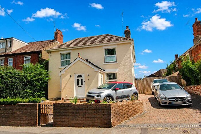 4 Bedroom Detached House For Sale In New Road, Chiseldon, SN4