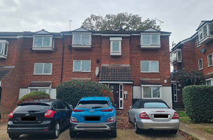 1 Bedroom Flat For Sale In Poplar Grove, London, N11