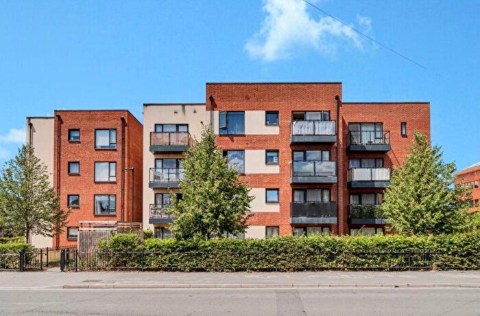 2 Bedroom Apartment To Rent In Slough, Berkshire, SL1