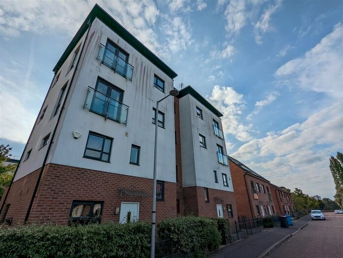 1 Bedroom Flat To Rent In Whitsun Avenue, Lower Broughton, Salford, M7