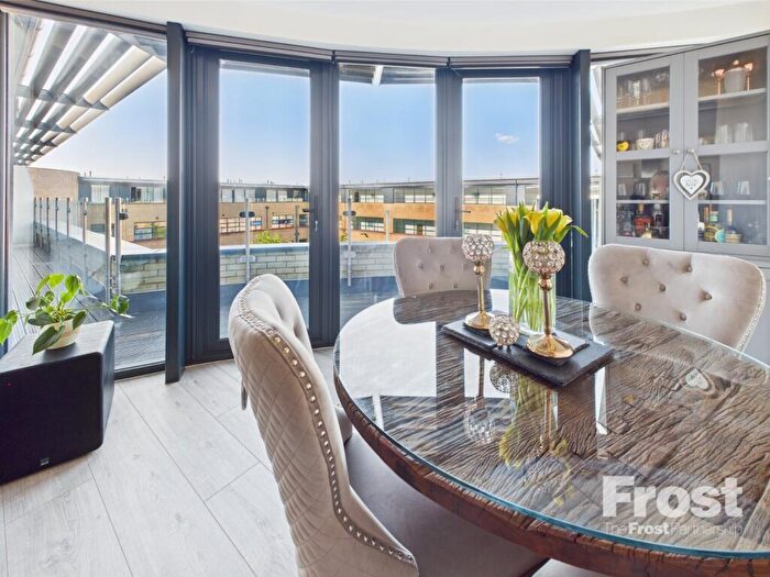 2 Bedroom Apartment For Sale In Heron Drive, Langley, Berkshire, SL3