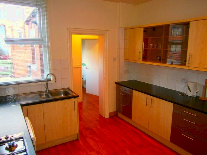 2 Bedroom Flat To Rent In C Harehills Lane, Leeds, LS8