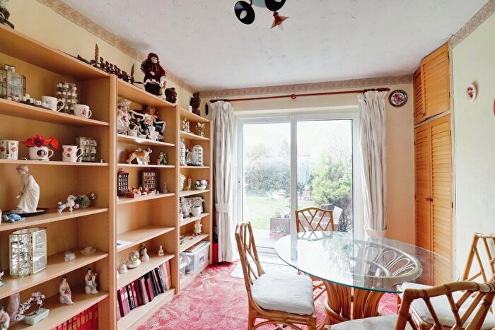 2 Bedroom Chalet For Sale In Richmond Avenue, South Benfleet, SS7