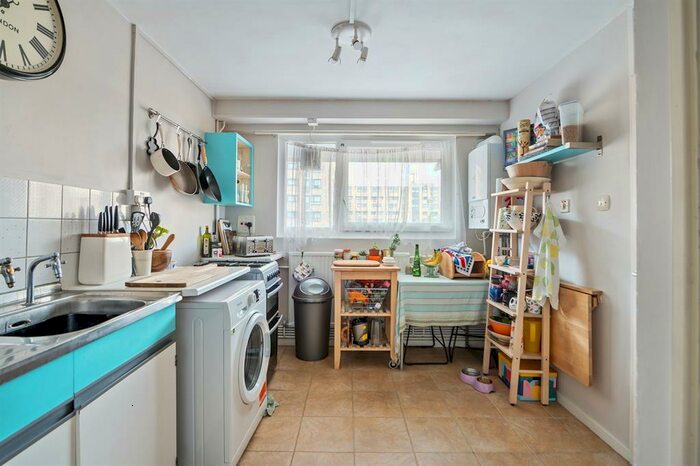 3 Bedroom Flat To Rent In Queens Drive, London, N4